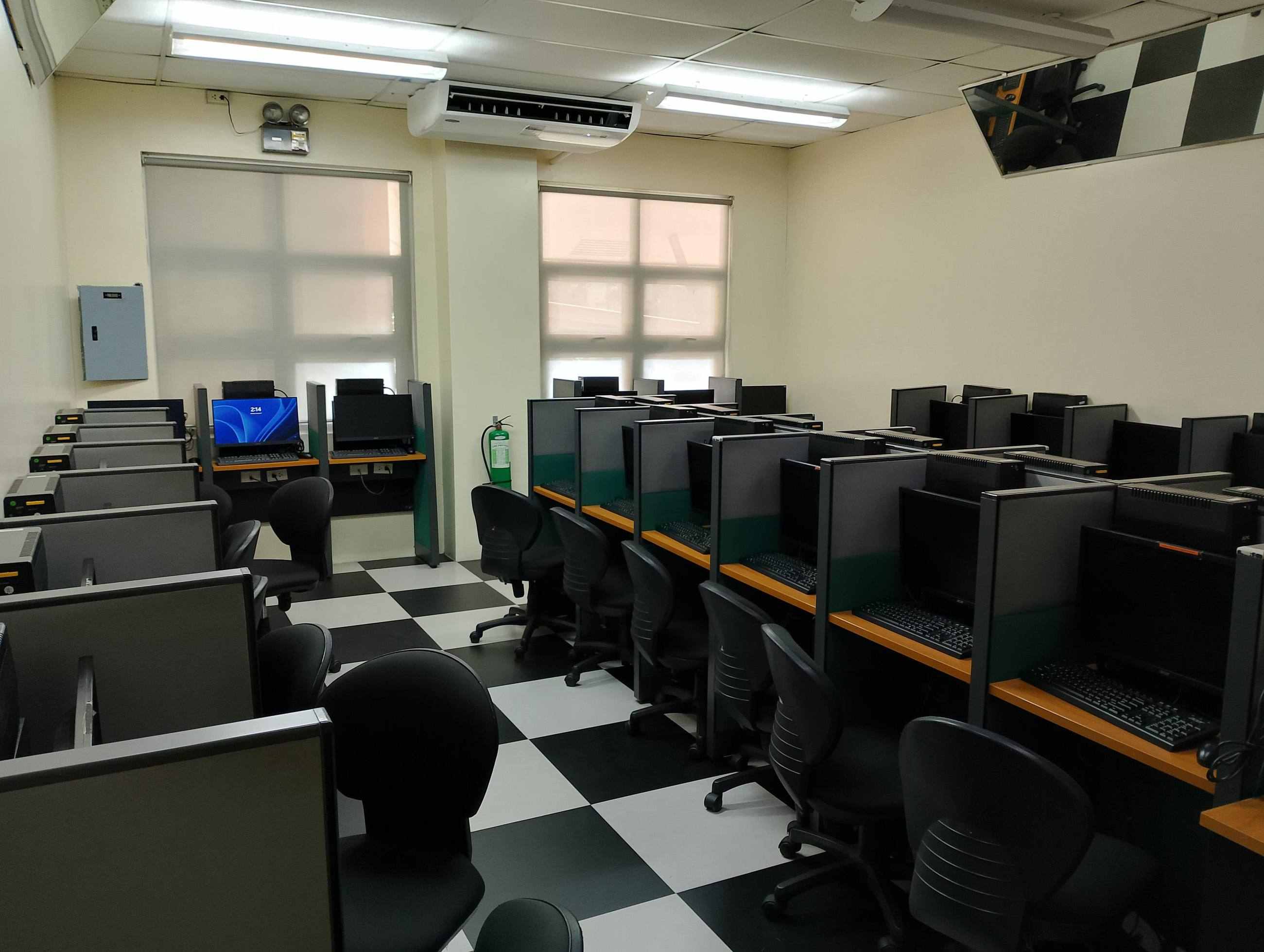 University computer laboratory with rows of desktop workstations and displays